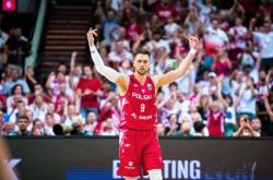 开云体育-波兰男篮险胜法国男篮，巴图姆三分雨点燃全场