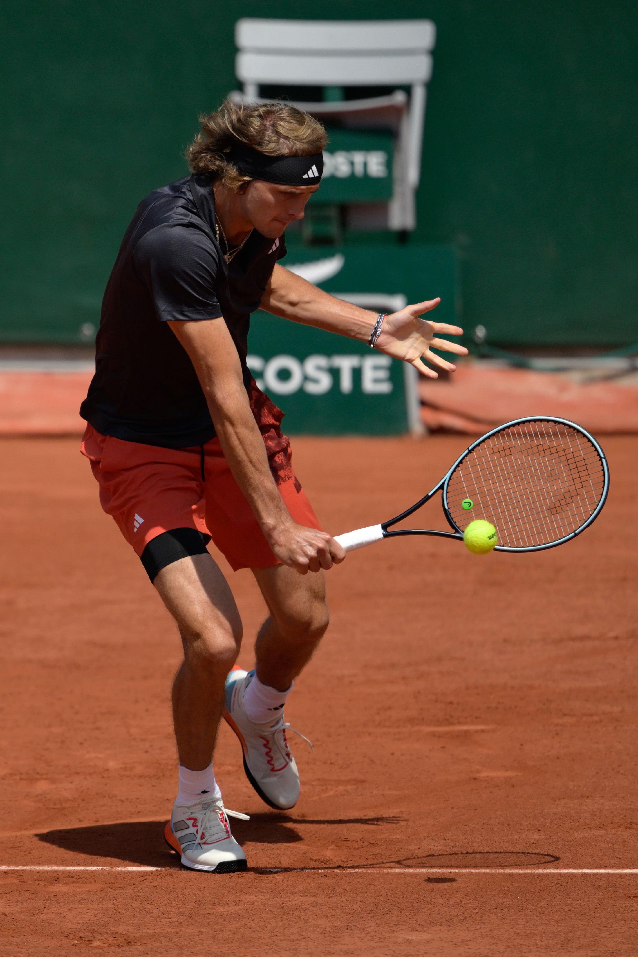 西班牙网球队险胜日本网球队，兹维列夫惊艳世界