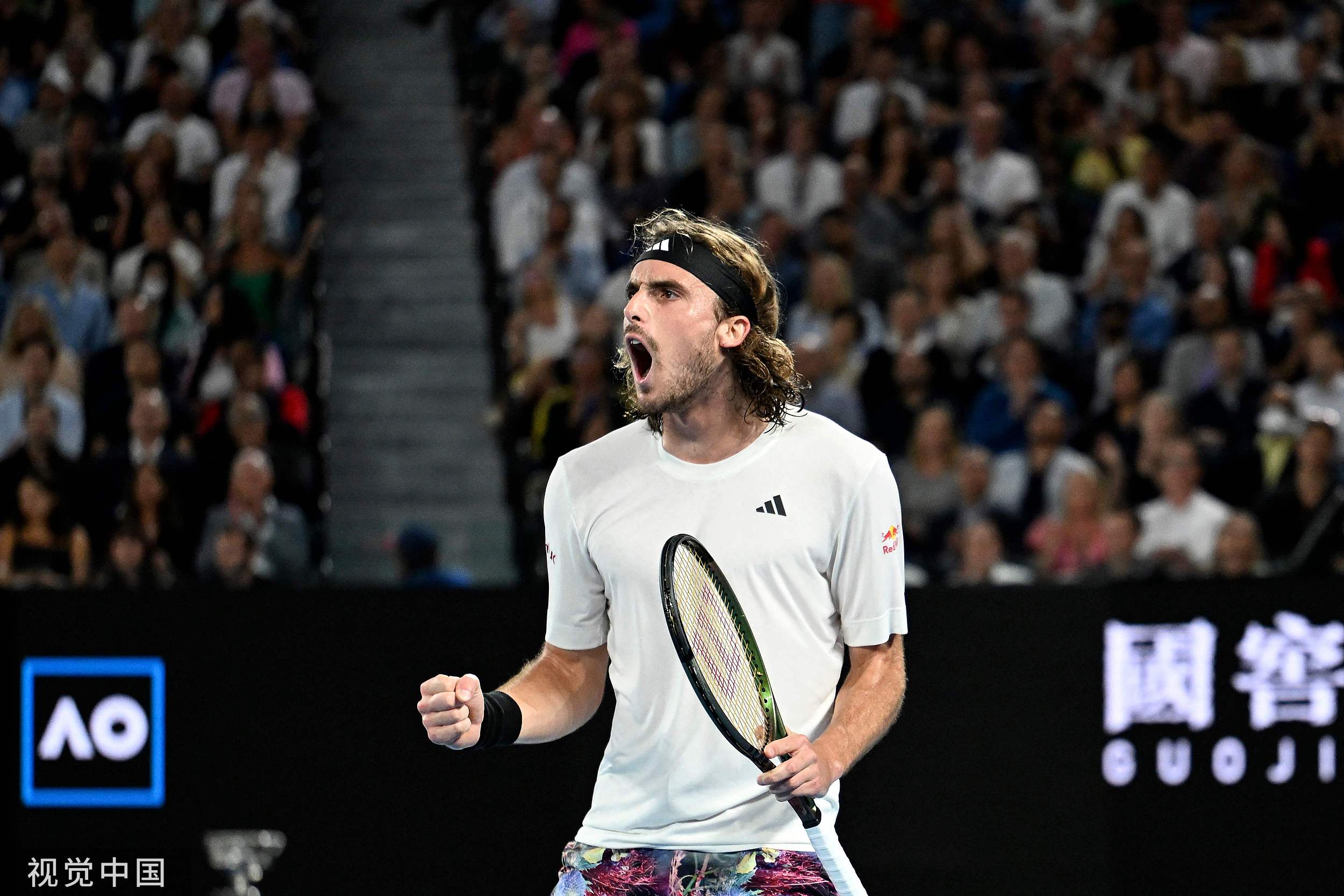 关于法国网球队险胜西班牙网球队，西西帕斯完成帽子戏法的信息