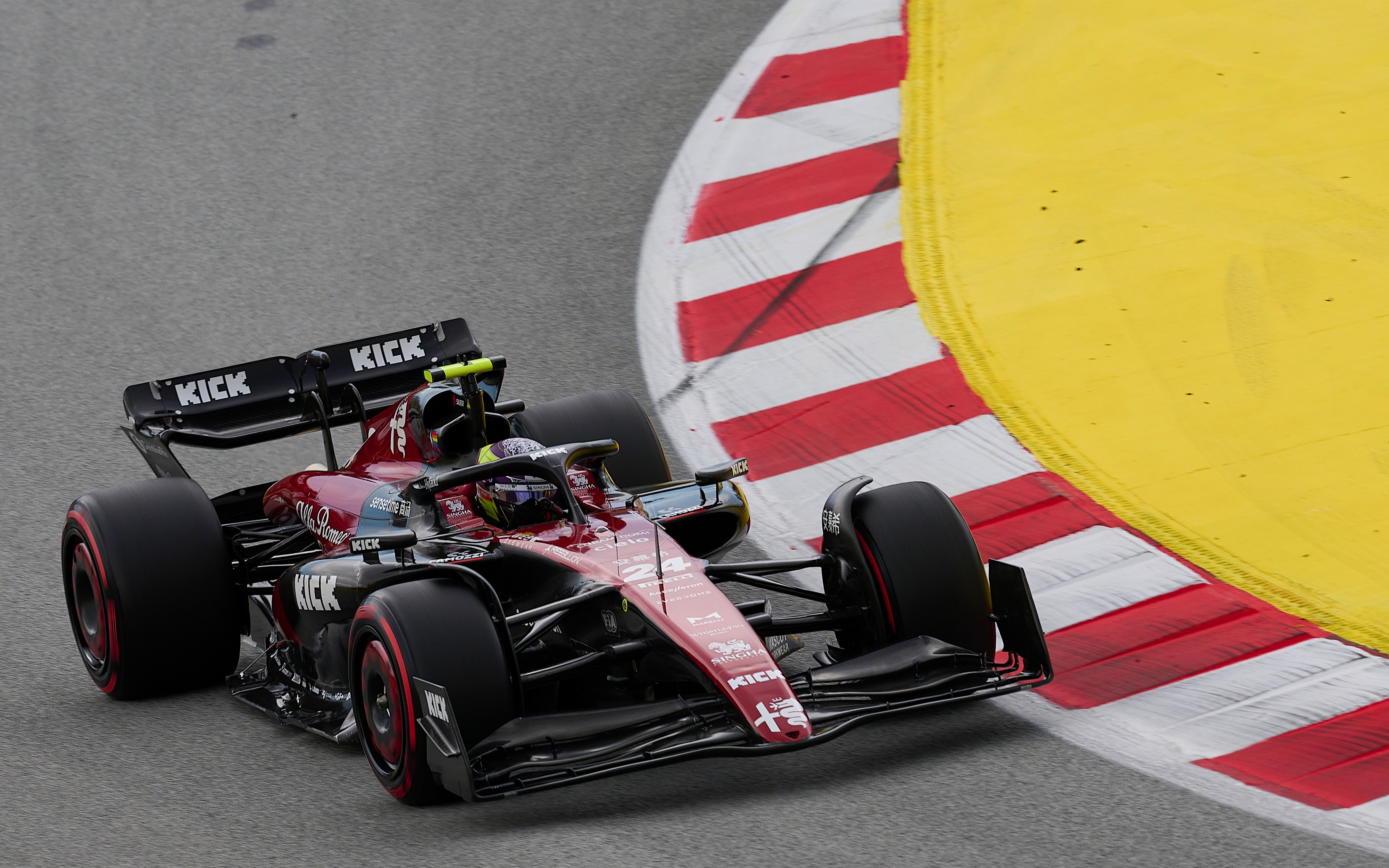 索伯车队碾压红牛车队，周冠宇带队取胜