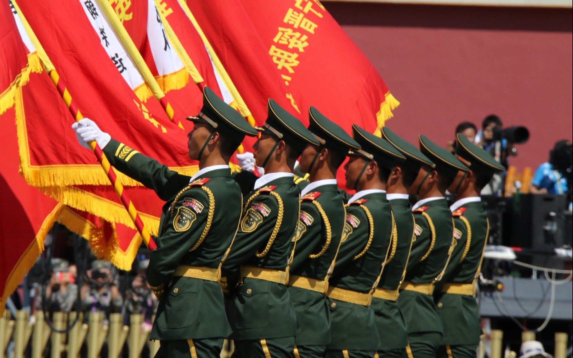 看到欧冠决赛之夜与克莱的制胜表现这两个关键词,一个巧妙的融合点立刻浮现—这并非一次常识性的穿越,而是一场关于射手本质的跨界共鸣。真正的射手,无论身处何种赛场,都拥有一颗终结比赛的大心脏