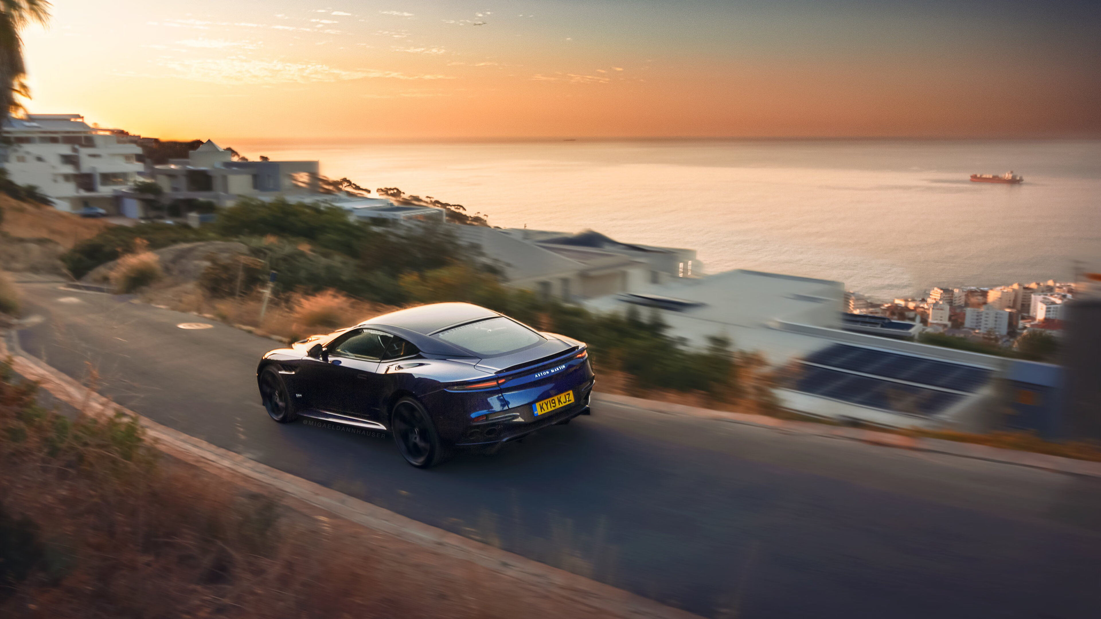 鹰掠王冠时,那个沉默的灯塔